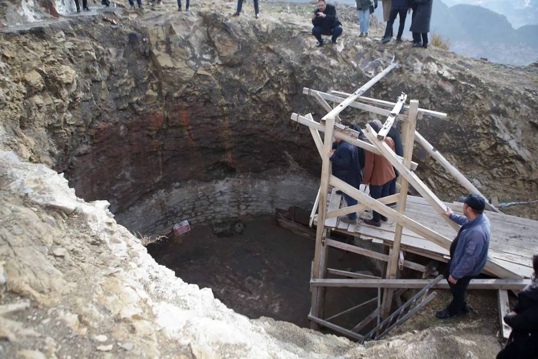 Türk bayrağı dikmek için toprağı kazınca şoke oldular! Kazdıkça yenisi çıkıyor. Yetkililer bölgeyi incelemeye aldı 13